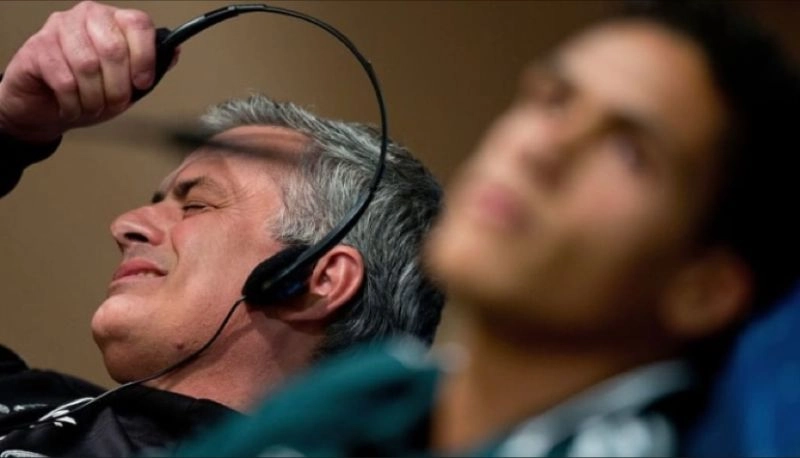 the meme of José Mourinho ripping off his headset in frustration and disappointment, with an out of focus guy looking away but is also disappointed